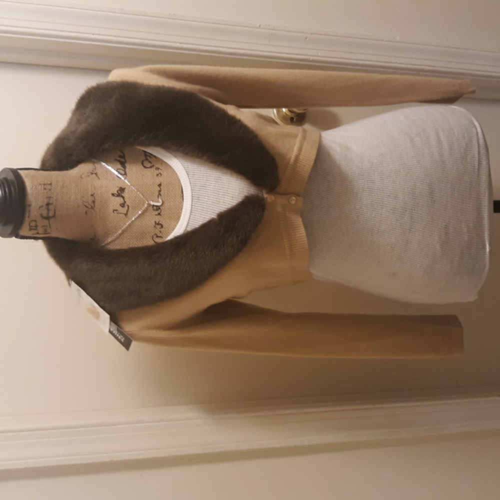 Cropped sweater with fur collar
